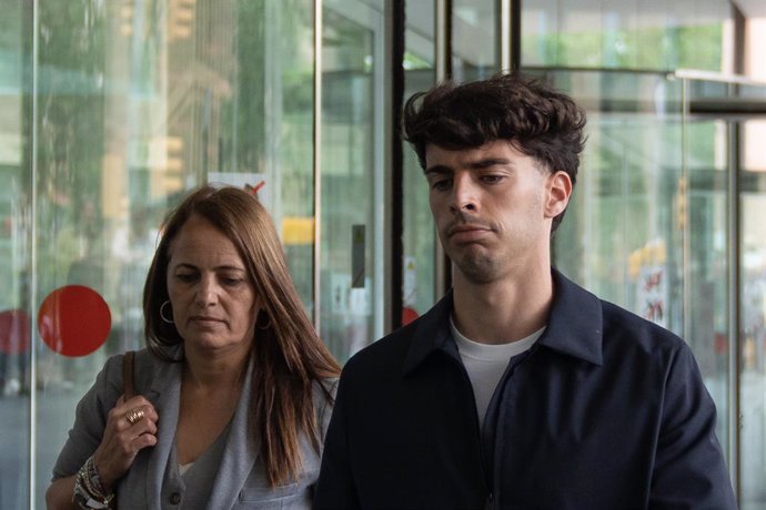 El futbolista del RCD Espanyol Álvaro Aguado (2i) a su salida de la Ciutat de la Justicia, a 14 de mayo de 2025, en Barcelona, Catalunya (España). Aguado declara como investigado por la presunta agresión sexual a una trabajadora del club. La presunta agre