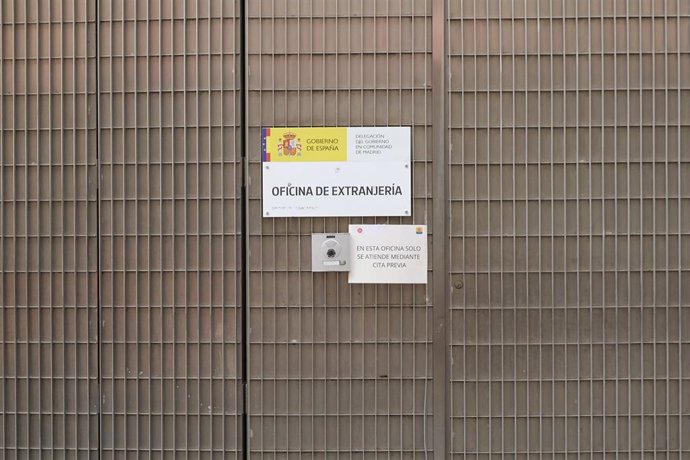 Archivo - Fachada de la Oficina de Extranjería de la calle de Silva, a 19 de febrero de 2025, en Madrid (España).