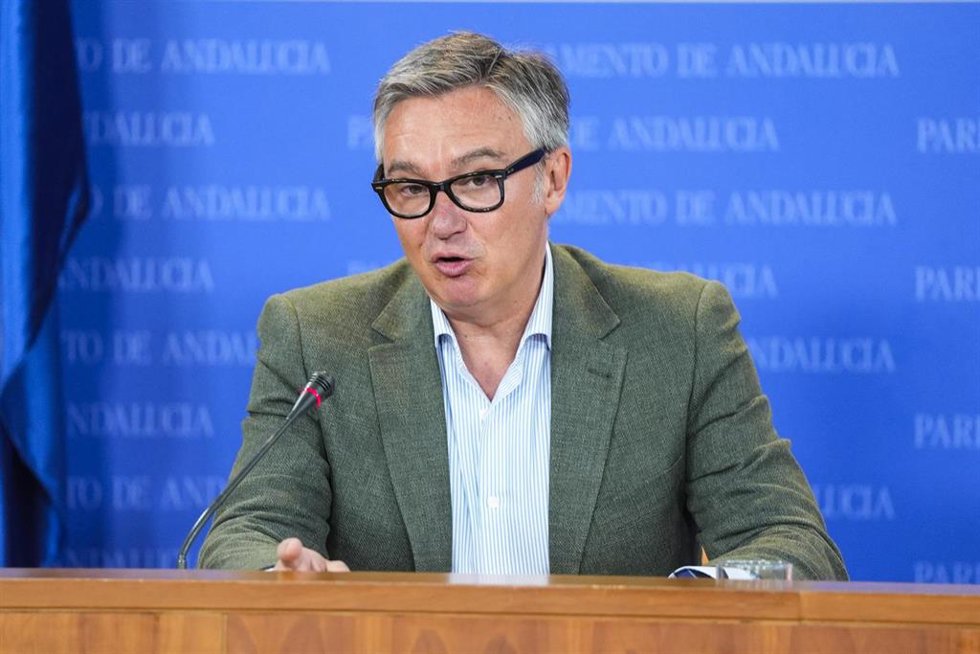 El portavoz del Grupo Parlamentario Vox, Manuel Gavira, durante la ronda de ruedas de prensa de portavoces de los grupos parlamentarios en el Parlamento de Andalucía, a 14 de mayo de 2025 en Sevilla (Andalucía, España). Los portavoces de los grupos parl