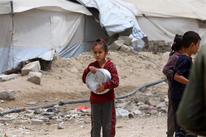 Una niña palestina espera una entrega de ayuda alimentaria en la ciudad de Gaza, en el norte de la Franja de Gaza, en medio de la ofensiva del Ejército de Israel contra el enclave (archivo)