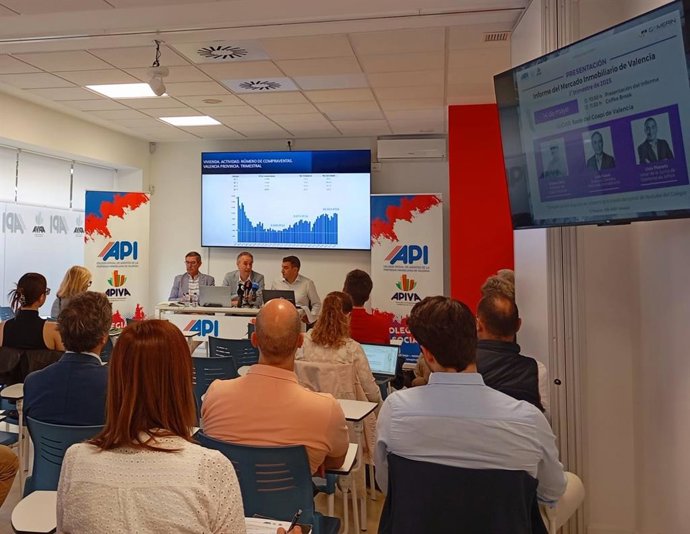 Presentación del Informe sobre el Mercado Inmobiliario de Valencia del primer trimestre de 2025, elaborado por el Colegio de Agentes de la Propiedad Inmobiliaria de Valencia