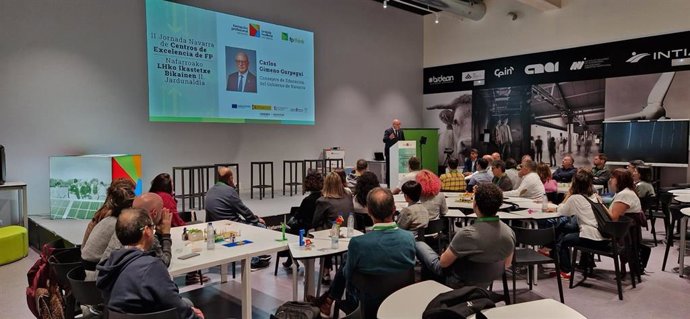 El consejero de Educación en la clausura de la II Jornada de centros de Excelencia de Formación Profesional en el Navarra Arena.