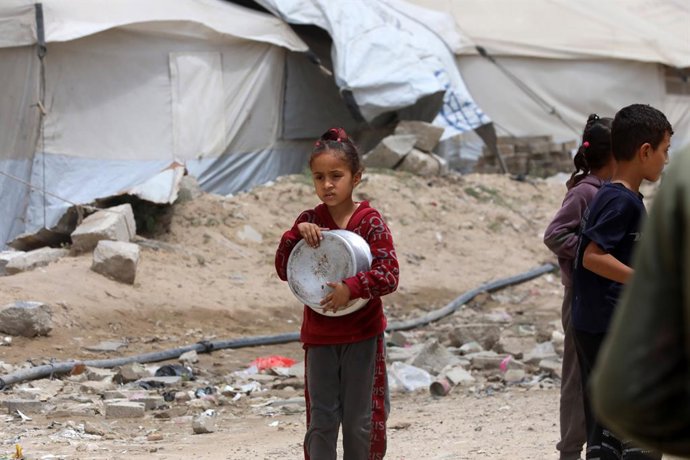 Uma menina palestina espera por uma entrega de alimentos na Cidade de Gaza, no norte da Faixa de Gaza, em meio à ofensiva do exército israelense contra o enclave (arquivo).