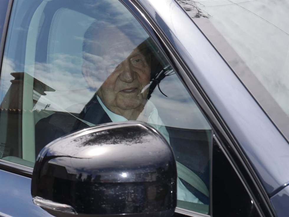 El rey Juan Carlos sale de la casa de Pedro Campos en Sanxenxo