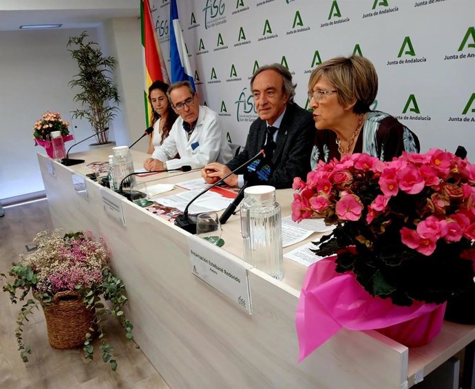 Presentación de 'Aventura en el hospital' con el delegado de Salud y Consumo de la Junta en Granada, Indalecio Sánchez-Montesinos