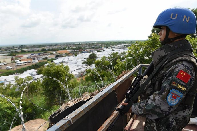 Archivo - Imagen de archivo de un 'casco azul' en Sudán del Sur.