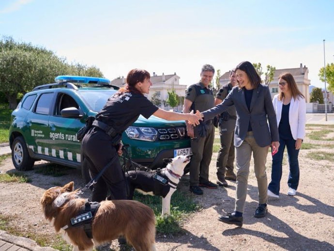 La consellera de Interior y Seguridad Pública, Núria Parlon, con Agents Rurals de la Generalitat