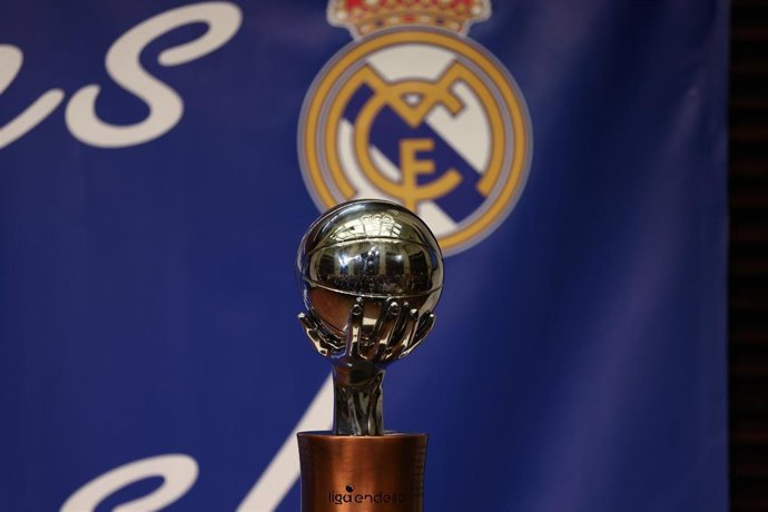 Archivo - Imagen del trofeo de campeón de la Liga Endesa