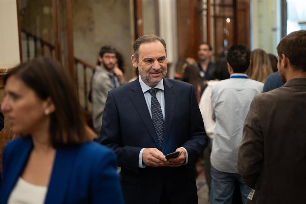 El exministro de Transportes y diputado del Grupo Mixto José Luis Ábalos llega a una sesión plenaria, en el Congreso de los Diputados, a 8 de mayo de 2025, en Madrid (España). 