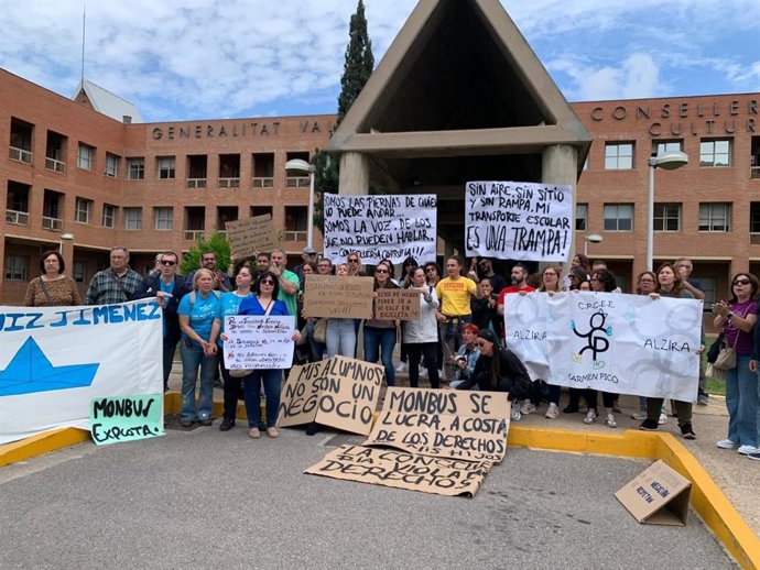 Famílies de Centres d'Educació Especial i afectats per la dana denúncies greus deficiències en el transport escolar