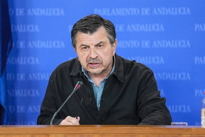 El portavoz del Grupo Parlamentario Popular, Toni Martín, durante la ronda de ruedas de prensa de portavoces de los grupos parlamentarios en el Parlamento de Andalucía, a 14 de mayo de 2025 en Sevilla (Andalucía, España). Los portavoces de los grupos parl