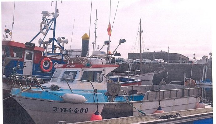 Pesquero incendiado en Muros (A Coruña).