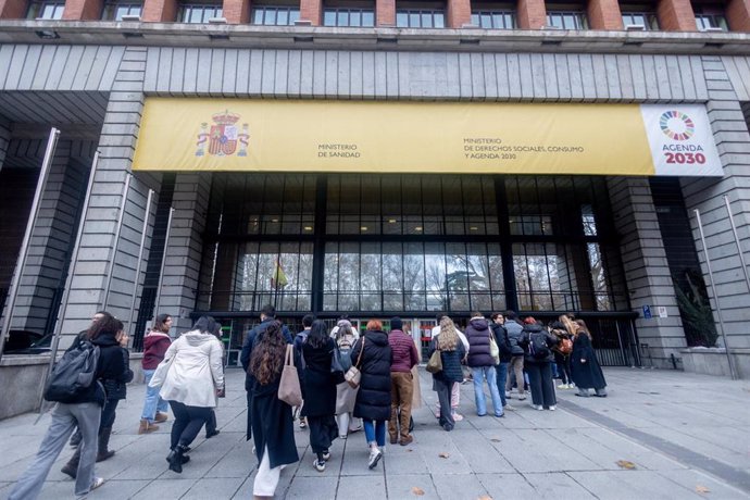 Archivo - Imagen de archivo de varias personas antes de entrar a las pruebas de Formación Sanitaria en el Ministerio de Sanidad.