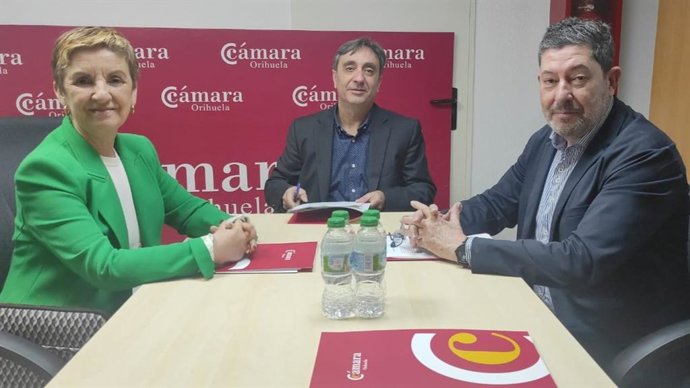 Reunión de la consellera Marián Cano con representantes del tejido comercial y empresarial de Orihuela en la sede de la Cámara de Comercio de la ciudad