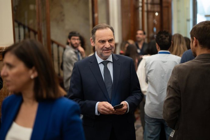 O ex-ministro dos Transportes e membro do Grupo Misto José Luis Ábalos chega a uma sessão plenária do Congresso dos Deputados em 8 de maio de 2025, em Madri (Espanha). O Congresso debate e vota hoje sobre a validação ou revogação do Decreto Real sobre o