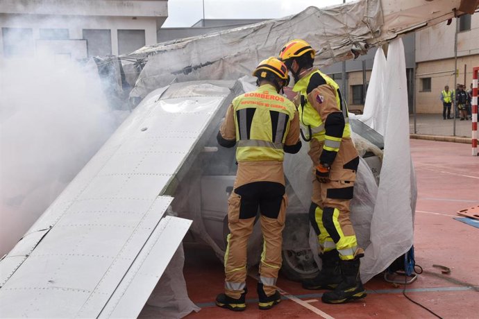 Más de 150 efectivos participan en un simulacro de activación del PLATECAM por accidente aéreo en Villanueva de la Jara