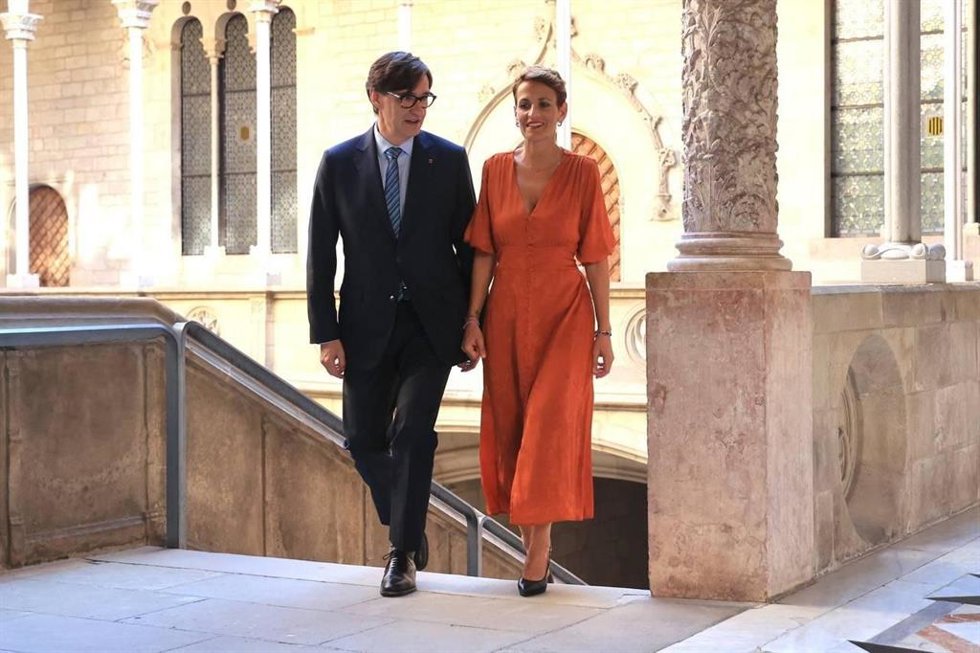 Archivo - El presidente de la Generalitat, Salvador Illa, y la presidenta de la Comunidad Foral de Navarra, María Chivite, en el Palau de la Generalitat