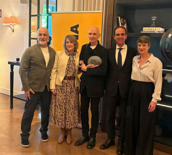 Óscar Becerra, director de La Fábrica; Marta Rivera de la Cruz, delegada de Cultura de Madrid; el fotógrafo Joel Meyerowitz, Premio de Honor PHotoEspaña 2025; Miguel López-Remiro, director artístico del MPM; y María Santoyo, directora de PHotoEspaña