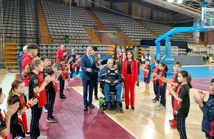 El alcalde José Antonio Diez (I) junto a Urbano González y su mujer, Ana Carlota Amigo.