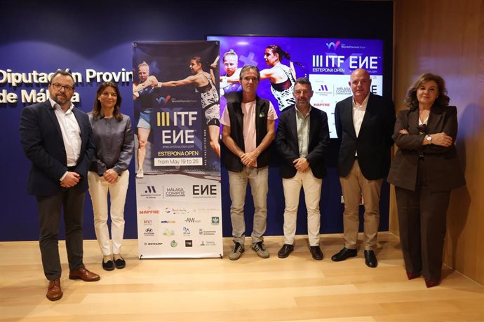 El diputado de Deportes, Juan Rosas, junto a la concejala de Estepona y diputada provincial Salomé Hidalgo; el director del torneo, Sergio Gómez; el director general de la Federación Andaluza de Tenis, Juan Arispón; Amadeo Oriola, de ENE Construcción