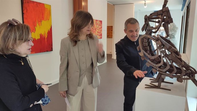 A rectora de la ULE, Nuria González, en la inauguración de la exposición 'Arte en el camino’.