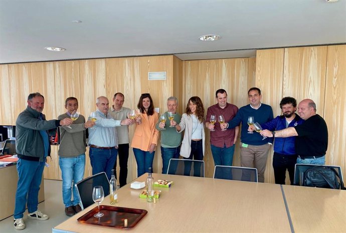El consejero Aierdi, los directores generales, Gil y Goñi junto ha brindado con representantes de las asociaciones de la agricultura, la ganadería y las empresas agroalimentarias con motivo de la festividad de San Isidro.