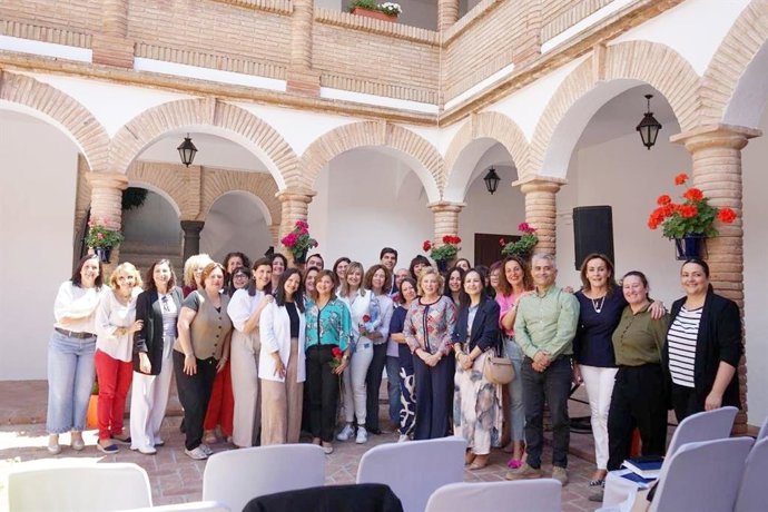 La delegada territorial de Empleo, Empresa y Trabajo Autónomo de la Junta de Andalucía en Málaga, Carmen Sánchez Sierra, y el alcalde de Coín, Francisco Javier Santos Cantos, han felicitado a quienes han finalizado el programa 'Empleo y Formación'.