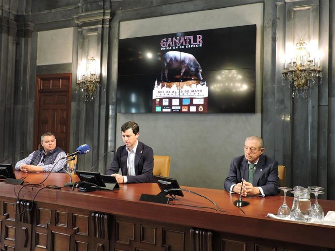 El alcalde de Constantina, en la presentación del cartel y la programación de la feria ganadera de la localidad.