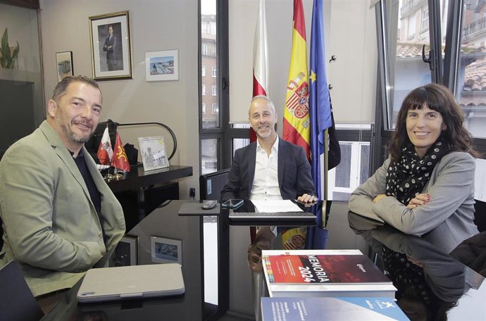 El consejero de Educación, Formación Profesional y Universidades, Sergio Silva, se reúne con el director del Capricho de Gaudí.