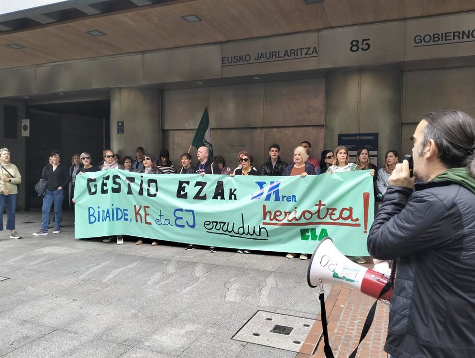 Concentración de los trabajadores de JM ikastetxea frente a la sede del Gobierno vasco en Bilbao.