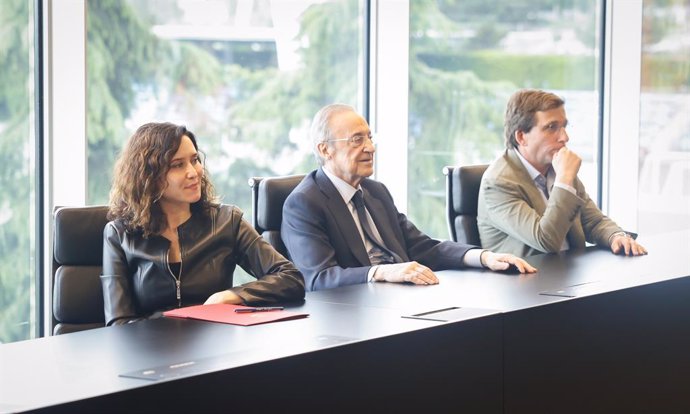 La presidenta de la Comunidad de Madrid, Isabel Díaz Ayuso; el presidente del Real Madrid, Florentino Pérez; y el alcalde de Madrid, José Luis Martínez-Almeida, en la presentación del Madrid Innovation District en Valdebebas.