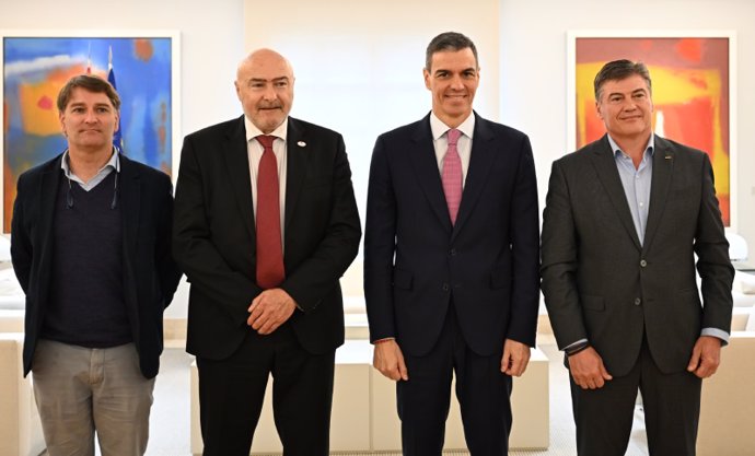 Foto de família de la reunió a La Moncloa 