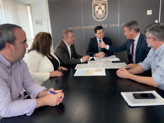 El Plan de Obras de la CARM pavimentará más de 55.000 metros cuadrados de 19 calles de San Javier, La Ribera y La Manga