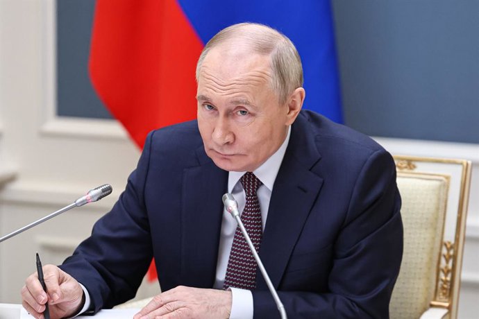 RÚSSIA, MOSCOU - 13 DE MAIO DE 2025: O presidente da Rússia, Vladimir Putin, participa de uma reunião por videoconferência com membros da Organização Pública Nacional Delovaya Rossiya [Rússia Empresarial] como parte do 20º Congresso e Fórum Delovaya Rossi