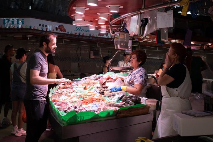 Archivo - Una persona comprant al mercat de la Boqueria