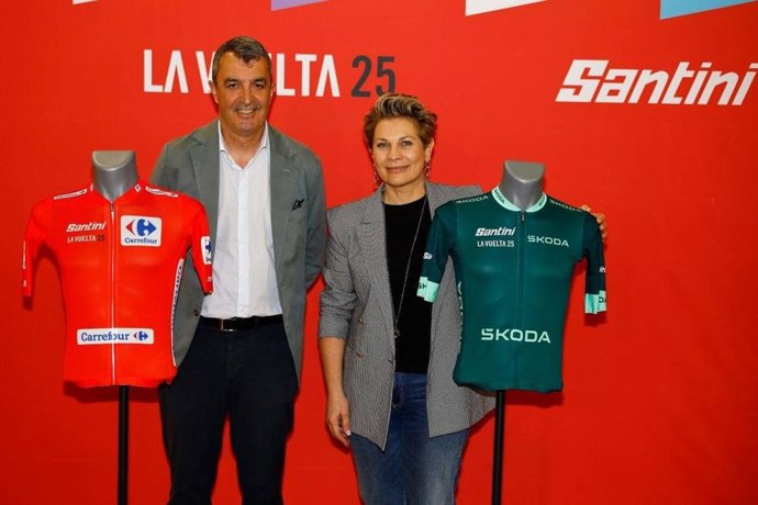 El director de La Vuelta, Javier Guillén, y la CEO de Santini Cycling, Monica Santini.