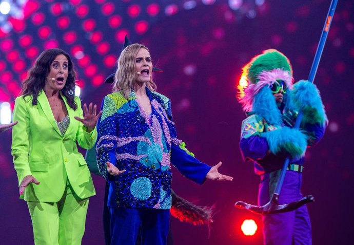 13 May 2025, Switzerland, Basel: Presenters Hazel Brugger (R) and Sandra Studer sing in the show program during the first semi-final of the 69th Eurovision Song Contest in the Arena St. Jakobshalle. Photo: Jens Büttner/dpa