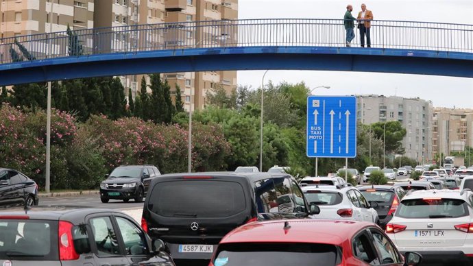 Archivo - Un atasco en uno de los accesos a Palma.