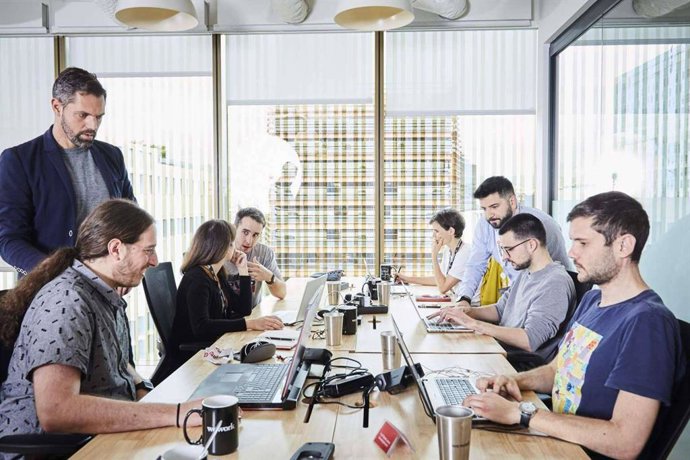 ¿Complemento o competencia? Cómo la IA potencia la inteligencia humana en el mundo profesional