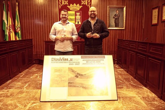 El responsable del Área de Cooperación de la Diputación, Javier Bello, con el alcalde de Paterna de Rivera y diputado, Andrés Clavijo.