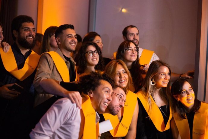 Alumnos de Nuclio Digital School sonriendo en su graduación