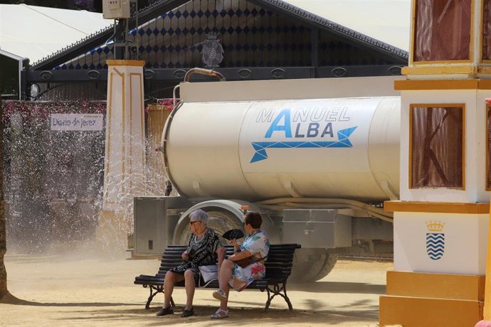 Un camión de refresco para el albero en el real de la Feria del Caballo de Jerez de la Frontera (Cádiz)