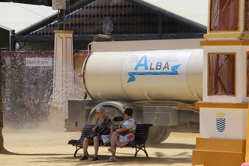Un camión de refresco para el albero en el real de la Feria del Caballo de Jerez de la Frontera (Cádiz)