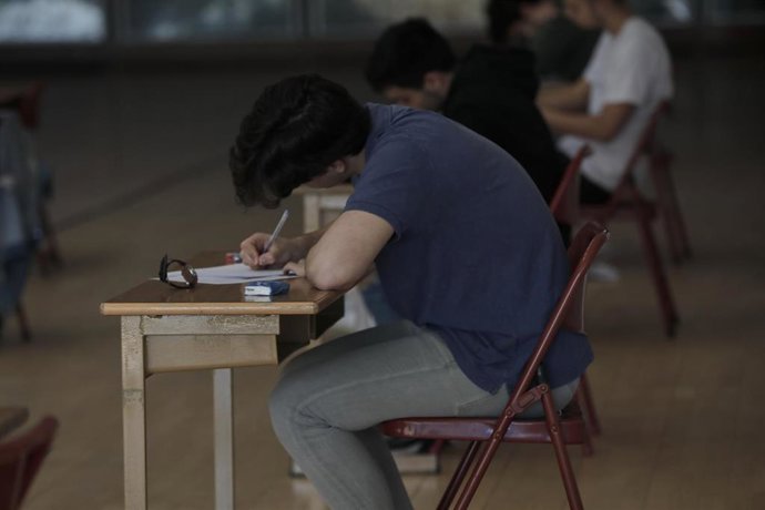 Archivo - Un alumno de bachillerato del Colegio Virgen de Europa de Boadilla del Monte (Madrid) 