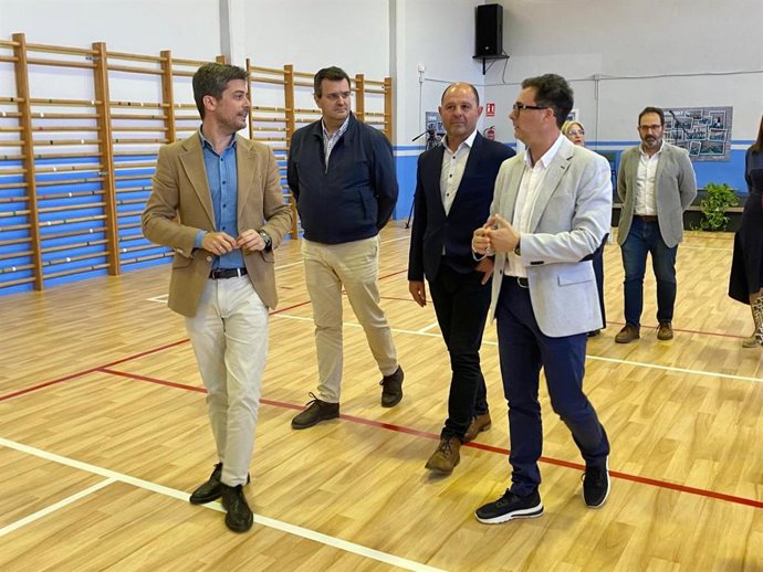 Diego Copé (izda.), durante su visita al IES Maestro Eloy Vaquero de Montalbán de Córdoba.