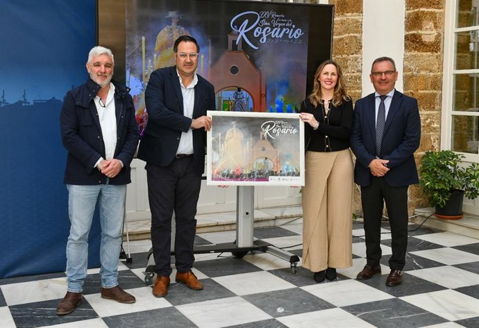 La responsable de Cultura de la Diputación de Cádiz, Vanesa Beltrán, el alcalde de la localidad sevillana de El Cuervo, José Manuel Oliva, en la presentación de la romería de la Virgen del Rosario.