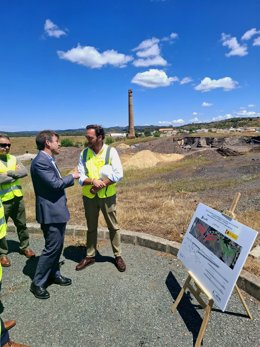 Visita del subdelegado a las obras del paso a nivel en Villanueva del Rio y Minas