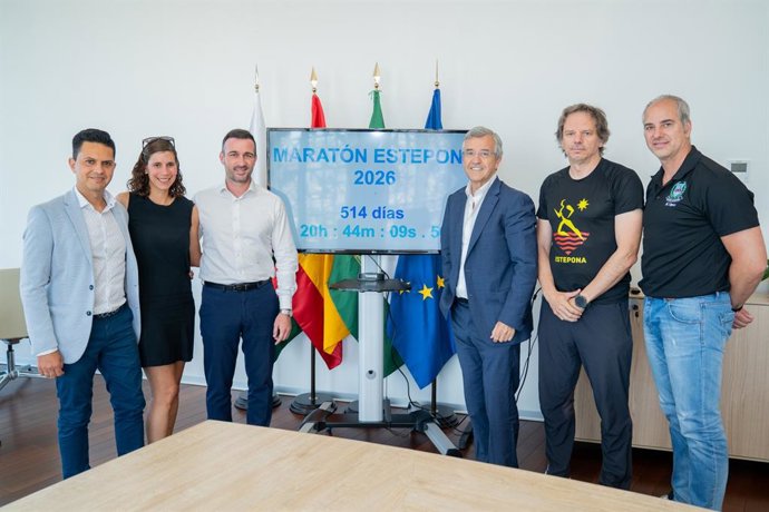 El alcalde de Estepona (Málaga), José María García Urbano, informa sobre la primera maratón de su historia el 11 de octubre de 2026.