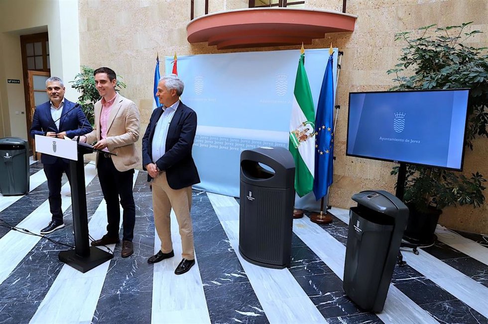 El concejal de Jerez, Jaime Espinar, presentando las nuevas papeleras.
