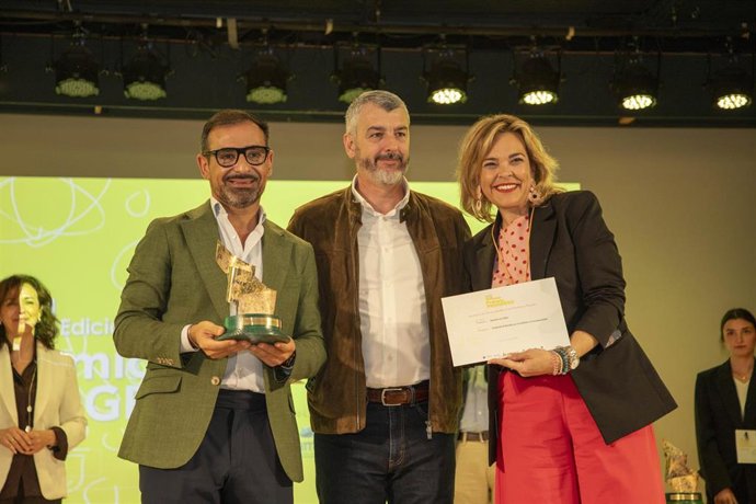 Romero (izda.), junto a Martín (centro) y la delegada de Igualdad de la Diputación, Auxiliadora Moreno, al recoger uno de los Premios Progreso logrados por la institución provincial.